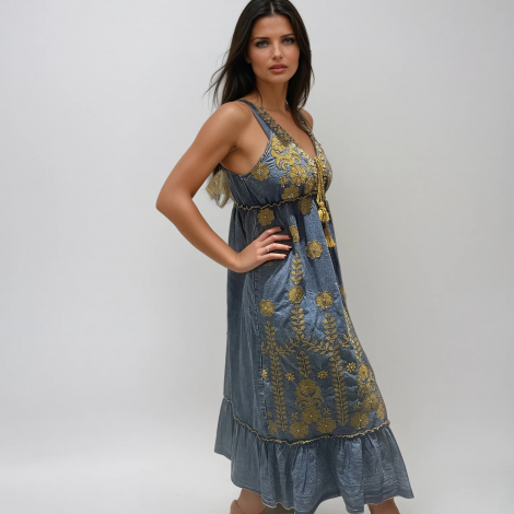 vestido boho bordado en dorado de perfil