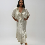 Caftan perla con bordado dorado