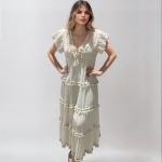 Vestido ivory con volantes artesanal