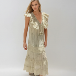 Vestido dorado crinkle con volantes
