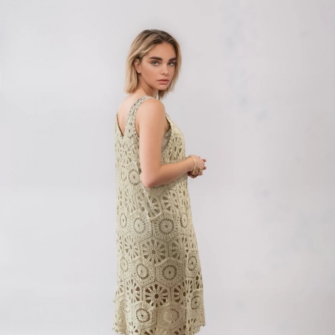 Vestido calado de crochet de espaldas