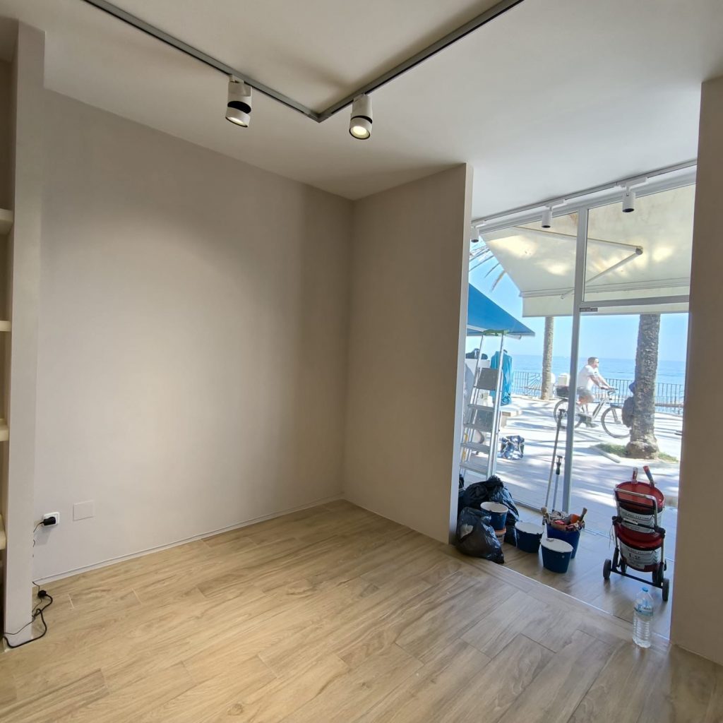 Reforma frontal del local en paseo marítimo de marbella, 2025.